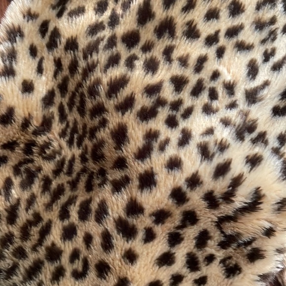 Vintage Y2K faux leopard scarf from Le Chateau - Picture 2 of 3